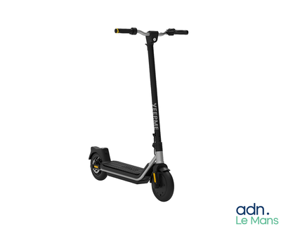 l'image d'un scooter posé sur une surface blanche