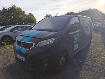 une camionnette noire avec une bande bleue garée sur un parking