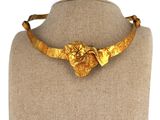 gros plan d'un collier en or sur un mannequin