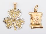 deux pendentifs en or représentant un trèfle à quatre feuilles et un ange