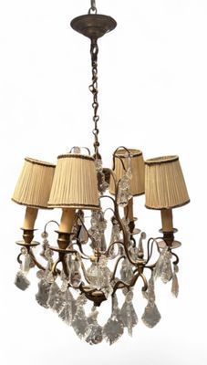 un lustre muni de cinq lampes et d'un abat-jour