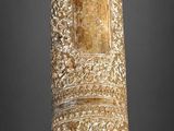 un grand vase en verre orné d'un motif doré