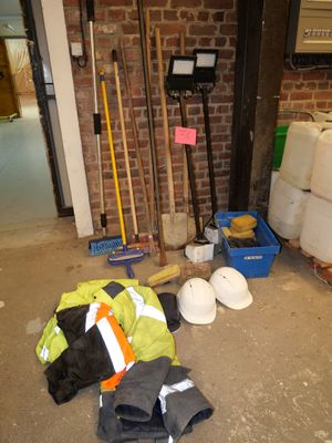 un tas de matériaux de construction et d'outils par terre