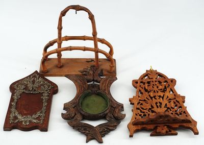 trois morceaux de bois posés sur une surface blanche