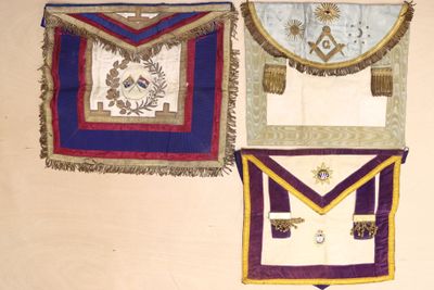 3 tabliers maçonniques peau et tissu avec cordons de tailles…