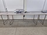 trois tables qui se trouvent dans une pièce