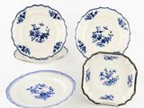 trois assiettes bleues et blanches ornées de fleurs sur un fond blanc