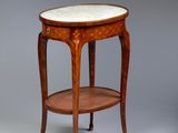une image d'une petite table avec un plateau en marbre