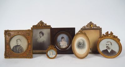 cinq photos encadrées représentant un homme et une femme
