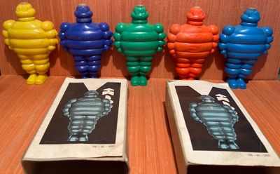 tout un tas de figurines de différentes couleurs posées sur une table