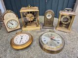 quatre horloges posées les unes à côté des autres sur une table