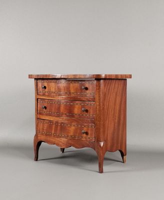 une photo d'une petite commode posée sur une table