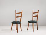une paire de chaises dans le style de telle ou telle personne