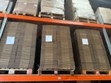 beaucoup de cartons sur les étagères de l'entrepôt