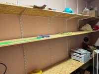 Etagère à six niveaux en planches OSB et équerres en métal b… (photo 3)