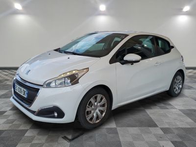 la voiture blanche est garée dans le garage sur un sol en damier