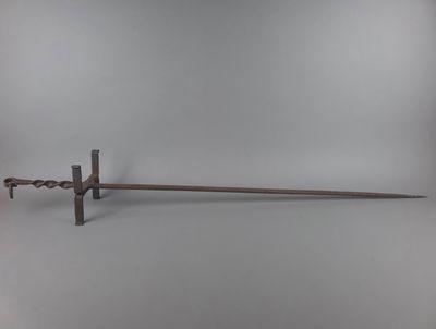 une vieille épée avec un manche en bois sur fond blanc