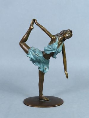 Ecole moderne. Danseuse. Sujet en bronze patiné et polychrom…