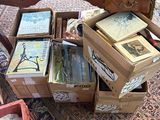 de nombreuses caisses de livres posées par terre à côté d'une table