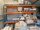 une grande quantité de cartons sur les étagères de l'entrepôt
