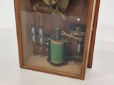 une petite boîte en bois avec une horloge à l'intérieur