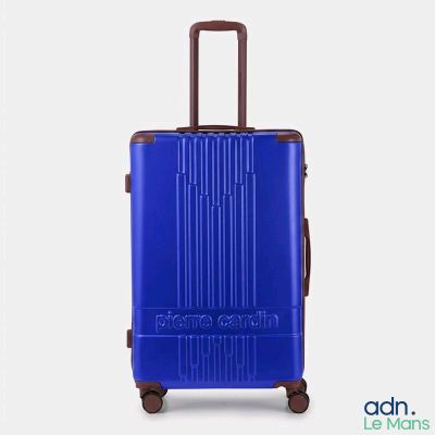 une valise bleue avec une poignée marron sur fond blanc