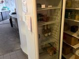 un réfrigérateur avec une porte en verre dans une cuisine