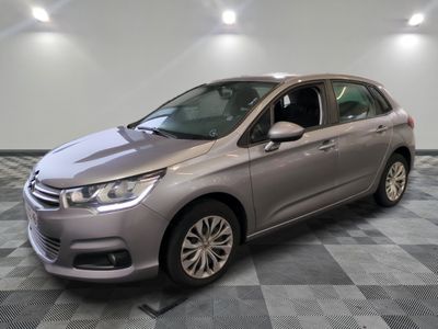 la voiture argentée est garée sur un sol en damier dans le garage
