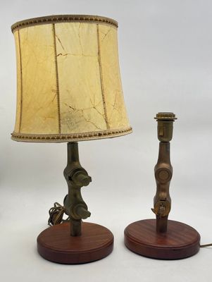 une paire de lampes anciennes en laiton avec des pieds en bois et un abat-jour beige