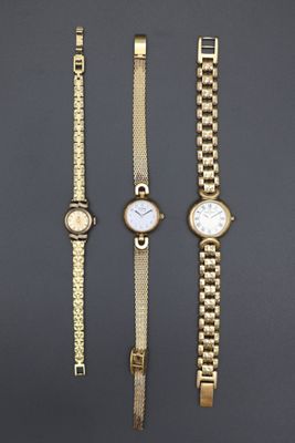 trois montres-bracelets pour femme et un bracelet en or