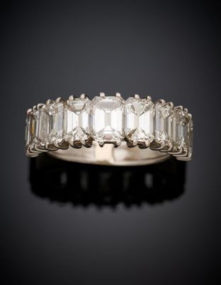 une bague à cinq pierres, composée d'une émeraude et de diamants