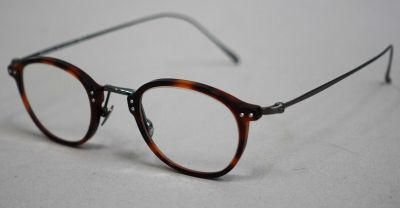 Paire de lunettes de vue avec boitier