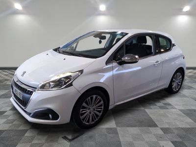 la voiture blanche est garée sur un carrelage à carreaux