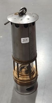 un petit objet métallique posé sur une table
