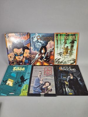 Les bandes dessinées Batman sont alignées sur une table