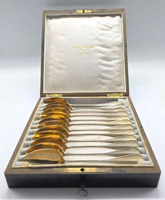 un ensemble de six cuillères en argent plaqué or, présentées dans un coffret
