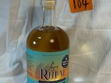 une bouteille d'alcool posée sur une table, avec une étiquette de prix