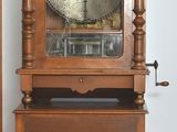 une horloge de parquet posée sur l'horloge de parquet de l'arrière-arrière-arrière-arrière-arrière-arrière-arrière-grand-père