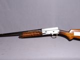 le fusil est posé sur la table, à côté du chapeau