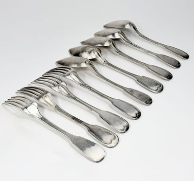 six cuillères en argent sont disposées en ligne sur une surface blanche