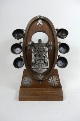 une horloge en bois posée sur un socle, sur fond blanc