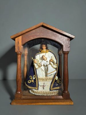 une photo d'une statue de Jésus dans une vitrine