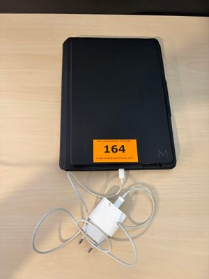 un chargeur branché à un ordinateur portable posé sur une table