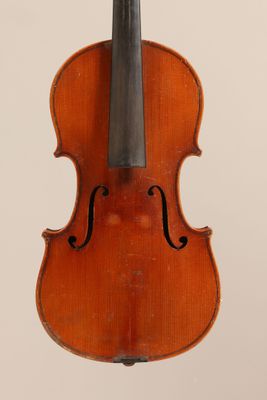 un vieux violon avec un archet accroché à son dos