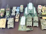 de nombreux véhicules militaires disposés sur une table