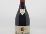 bouteille de vin rouge avec bouchon rouge sur fond blanc