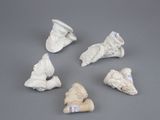 six pièces de poterie blanche ornées d'un oiseau sur le dessus
