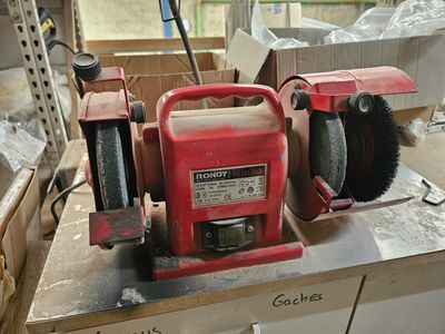 une machine rouge posée sur un comptoir