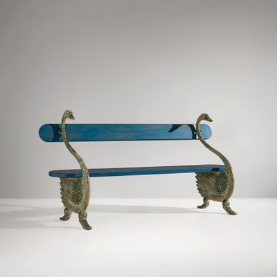 un banc bleu sur lequel sont posés deux oiseaux