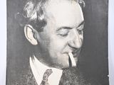 une vieille photo d'un homme avec une pipe à la bouche